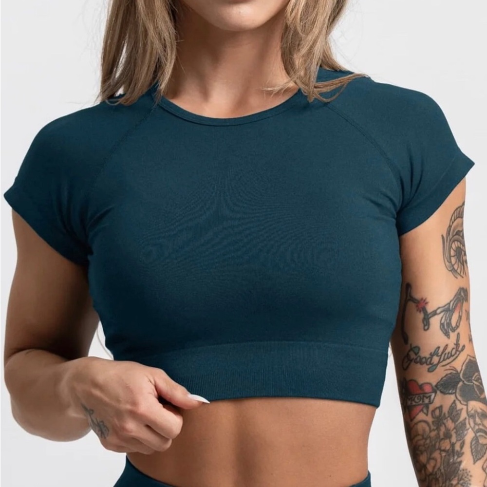 Cropped Short-Sleeve Fitness Top in Teal